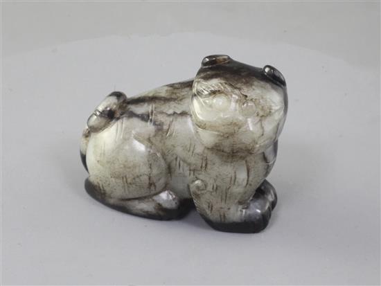A Chinese pale grey and black jade figure of a seated cat, 18th/19th century, length 5.2cm